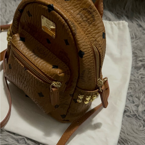 Authentic of MCM

* Good Condition

* It's come with dust bag & authentic cards - Picture 3 of 11